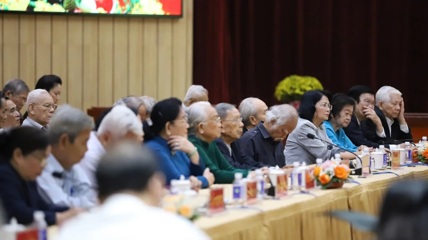 hinh-anh-tong-bi-thu-to-lam-gap-mat-can-bo-lao-thanh-cac-tinh-thanh-phia-nam-7.jpg