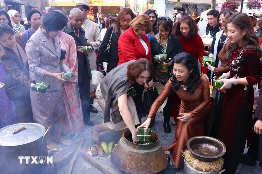 phu-nhan-ngo-phuong-ly-trai-nghiem-goi-va-luoc-banh-chung-cung-cac-nu-dai-su-1.png