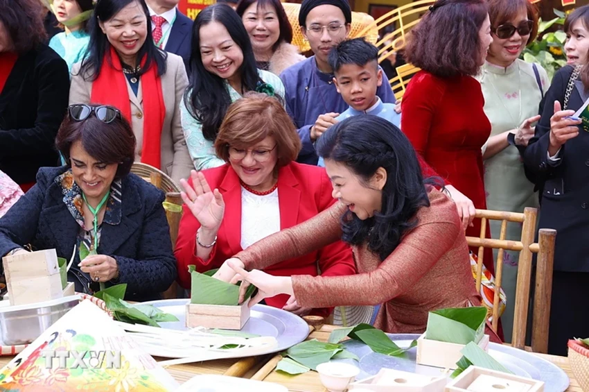 phu-nhan-ngo-phuong-ly-trai-nghiem-goi-va-luoc-banh-chung-cung-cac-nu-dai-su-2.png