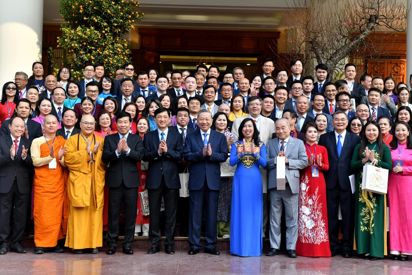 Tổng Bí thư Tô Lâm tiếp đoàn 100 kiều bào tiêu biểu tham dự Xuân Quê hương 2025
