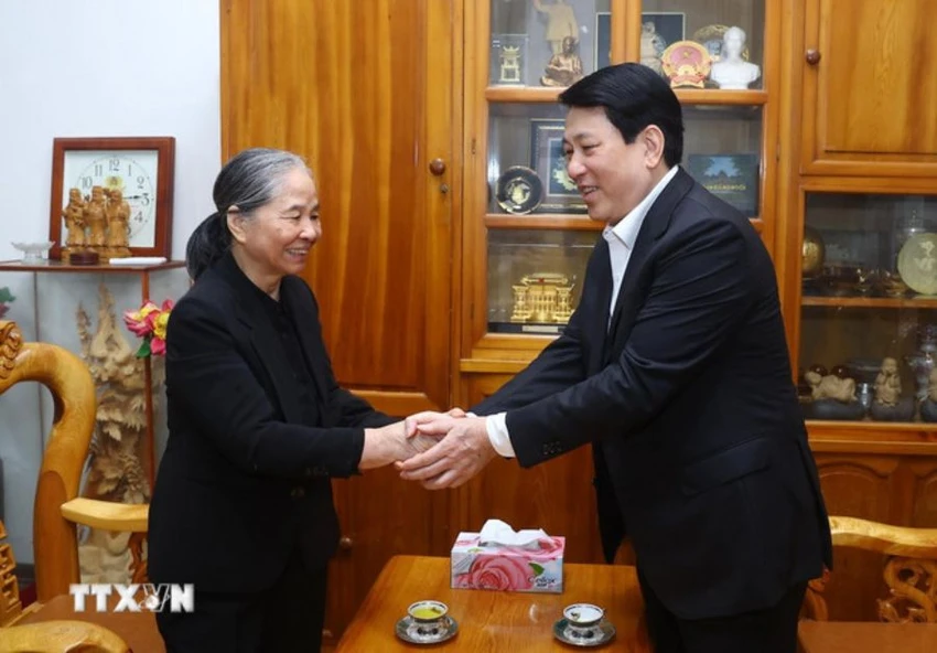 chu-tich-nuoc-luong-cuong-chuc-tet-gia-dinh-tong-bi-thu-nguyen-phu-trong.jpg