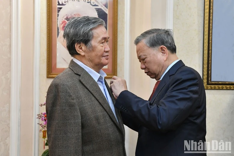 tong-bi-thu-to-lam-trao-huan-chuong-ho-chi-minh-tang-ong-dinh-the-huynh-1.jpg