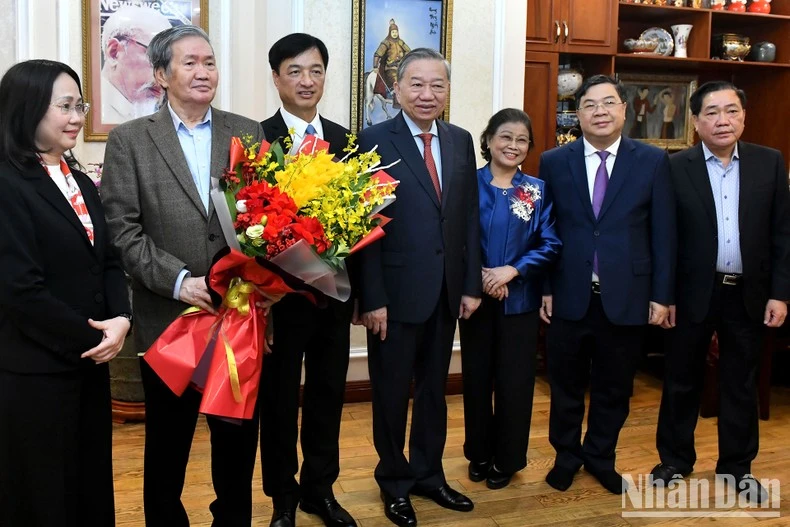 Tổng Bí thư Tô Lâm trao Huân chương Hồ Chí Minh tặng ông Đinh Thế Huynh