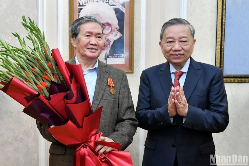 tong-bi-thu-to-lam-trao-huan-chuong-ho-chi-minh-tang-ong-dinh-the-huynh.jpg