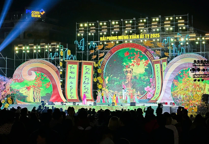 giao-thua-hai-phong-ngoc-son-3.jpg