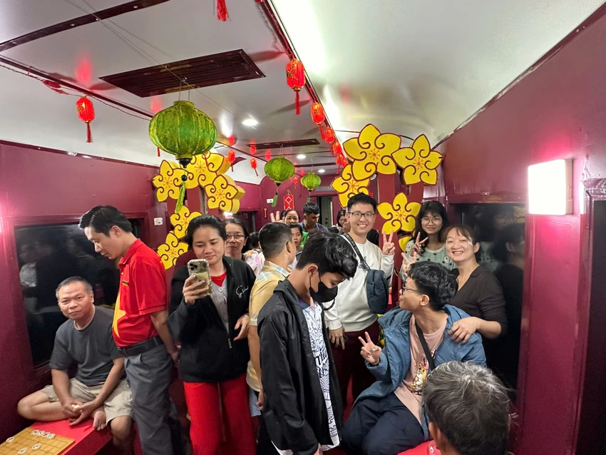 nguoi-dan-don-tet-tren-tau-SE.jpg