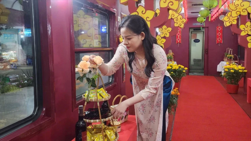 ruc-ro-chuyen-tau-xuan-dem-giao-thua.jpg