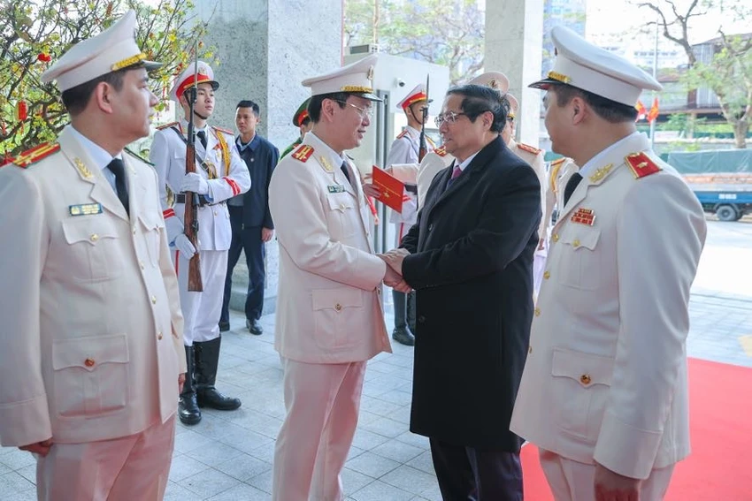 bo-truong-cong-an-luong-tam-quang-cong-an-guong-mau-di-dau-trong-tinh-gon-bo-may-thu-tuong.jpg