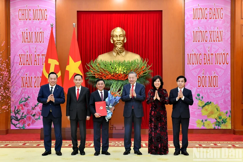 tong-bi-thu-to-lam-trao-quyet-dinh-thanh-lap-4-dang-bo-truc-thuoc-trung-uong-2.jpg
