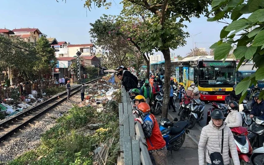 Hà Nội: Va chạm với tàu hỏa, 1 người đi xe máy tử vong