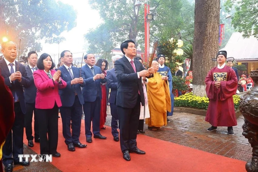 chu-tich-nuoc-chu-tri-le-dang-huong-khai-xuan-tai-hoang-thanh-thang-long-1.jpg