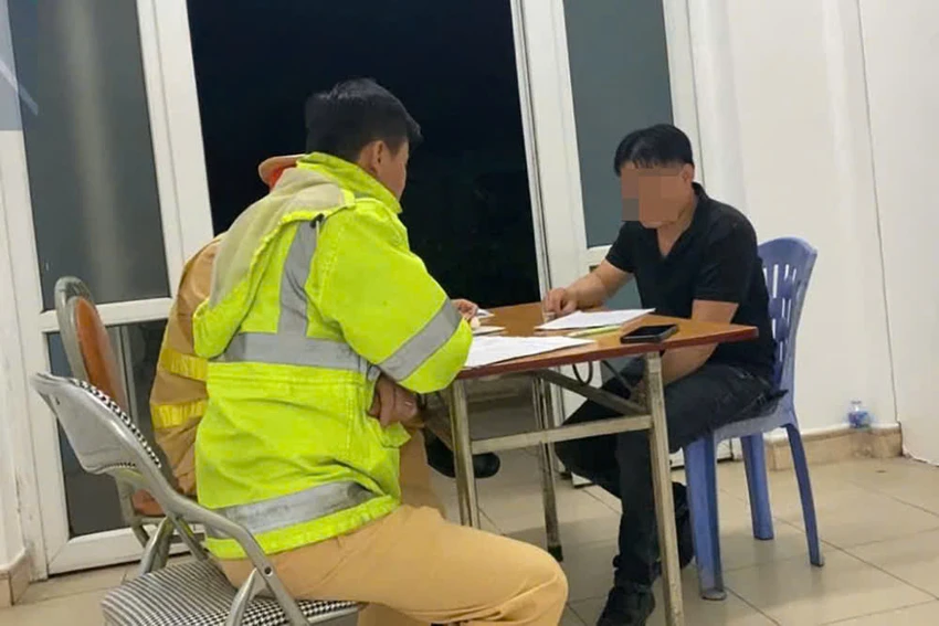 Xe khách đi ngược chiều trên cao tốc, tài xế bị phạt 35 triệu đồng