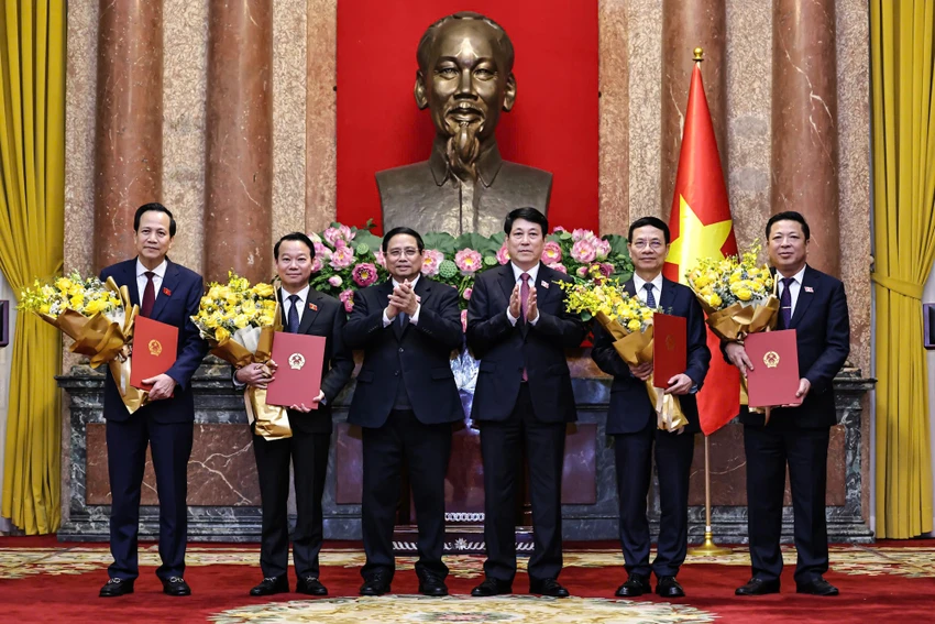 chu-tich-nuoc-luong-cuong-trao-quyet-dinh-bo-nhiem-2-pho-thu-tuong-va-4-bo-truong-3.jpg