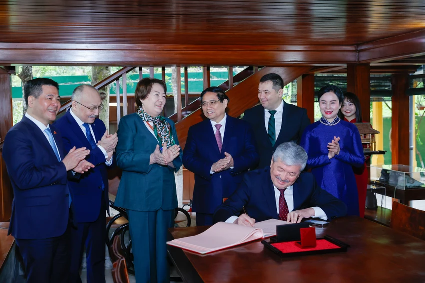 2-thu-tuong-viet-nam-kyrgzystan-tham-nha-san-bac-ho-tu-tay-pha-ca-phe-viet-nam-1-3.jpg