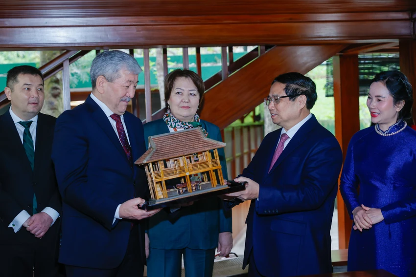 2-thu-tuong-viet-nam-kyrgzystan-tham-nha-san-bac-ho-tu-tay-pha-ca-phe-viet-nam-2.jpg
