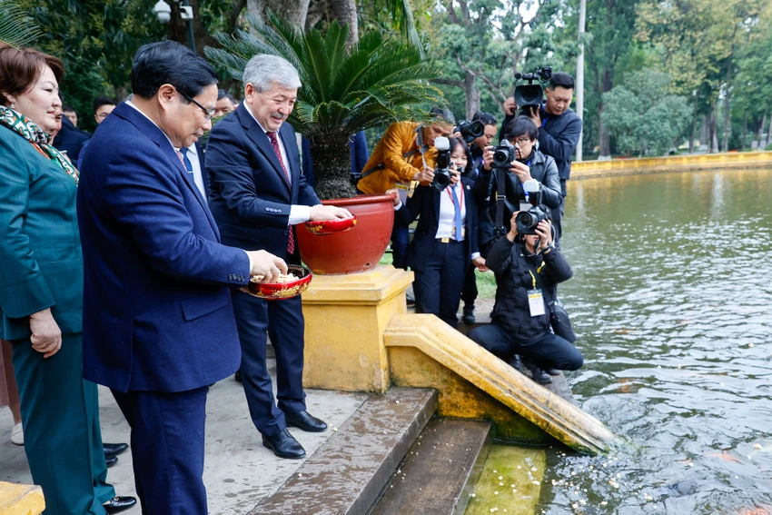 2-thu-tuong-viet-nam-kyrgzystan-tham-nha-san-bac-ho-tu-tay-pha-ca-phe-viet-nam-3.jpg