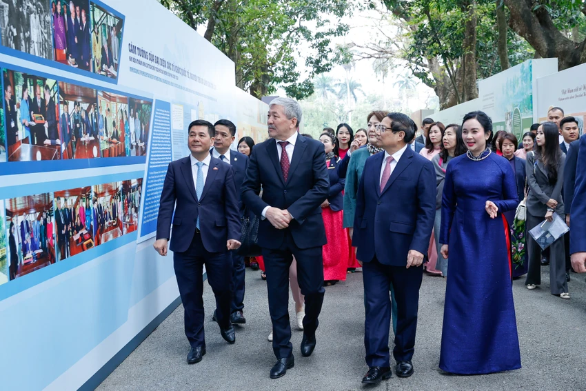 2-thu-tuong-viet-nam-kyrgzystan-tham-nha-san-bac-ho-tu-tay-pha-ca-phe-viet-nam-4.jpg