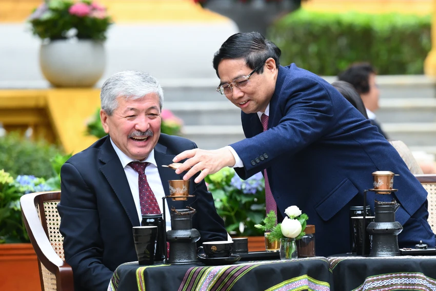 2-thu-tuong-viet-nam-kyrgzystan-tham-nha-san-bac-ho-tu-tay-pha-ca-phe-viet-nam-6.jpg