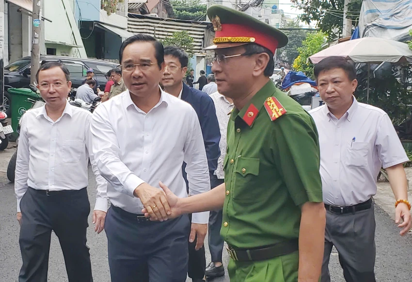 chu-tich-tp-hcm-nguyen-van-duoc-tham-hoi-gia-dinh-co-nguoi-than-tu-vong-trong-vu-chay-o-xom-cui-1.jpg
