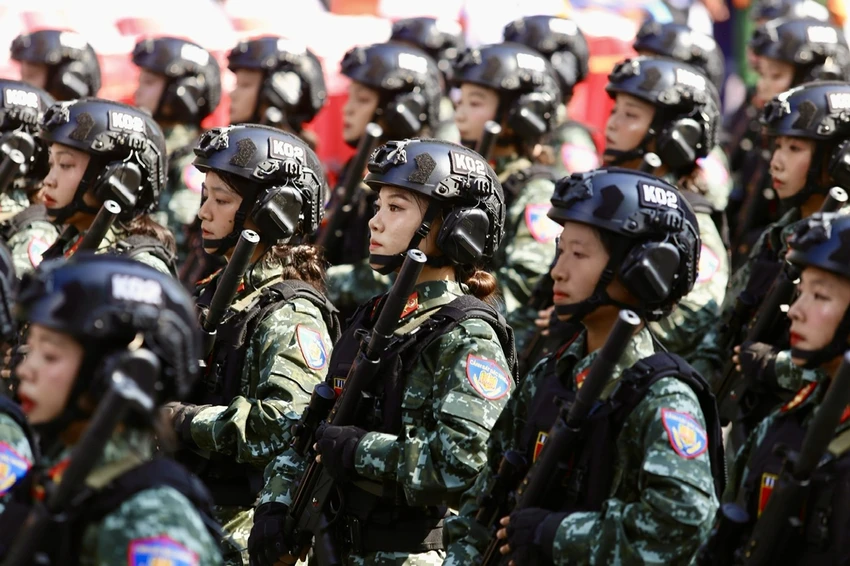 khoi-nu-canh-sat-dac-nhiem-giang.jpg