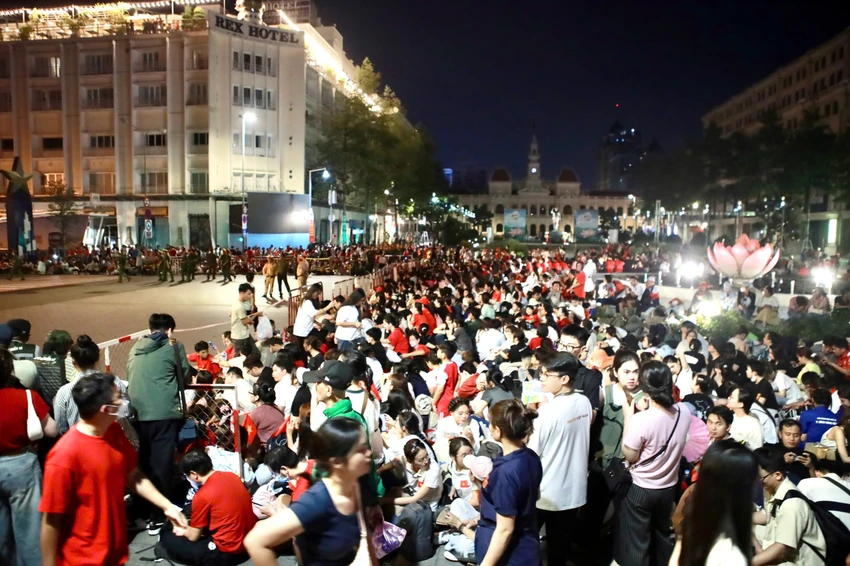 pho-di-bo-nguyen-hue-nguyet-nhi-2.jpg