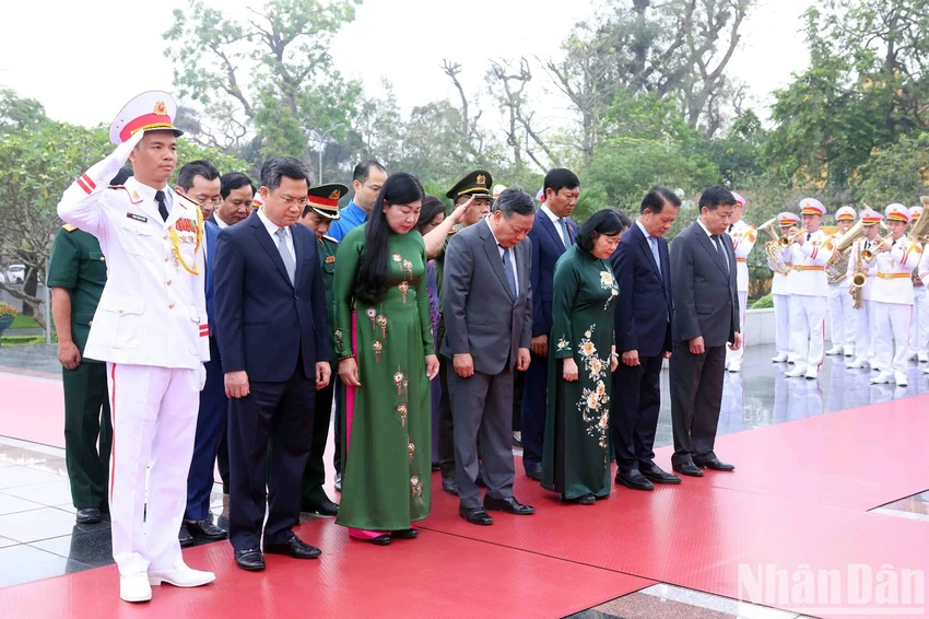 lanh-dao-dang-nha-nuoc-vao-lang-vieng-chu-tich-ho-chi-minh.jpg