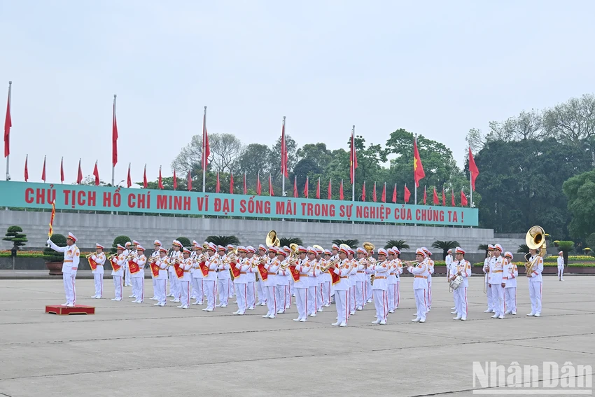 lanh-dao-dang-nha-nuoc-vao-lang-vieng-chu-tich-ho-chi-minh-2.jpg