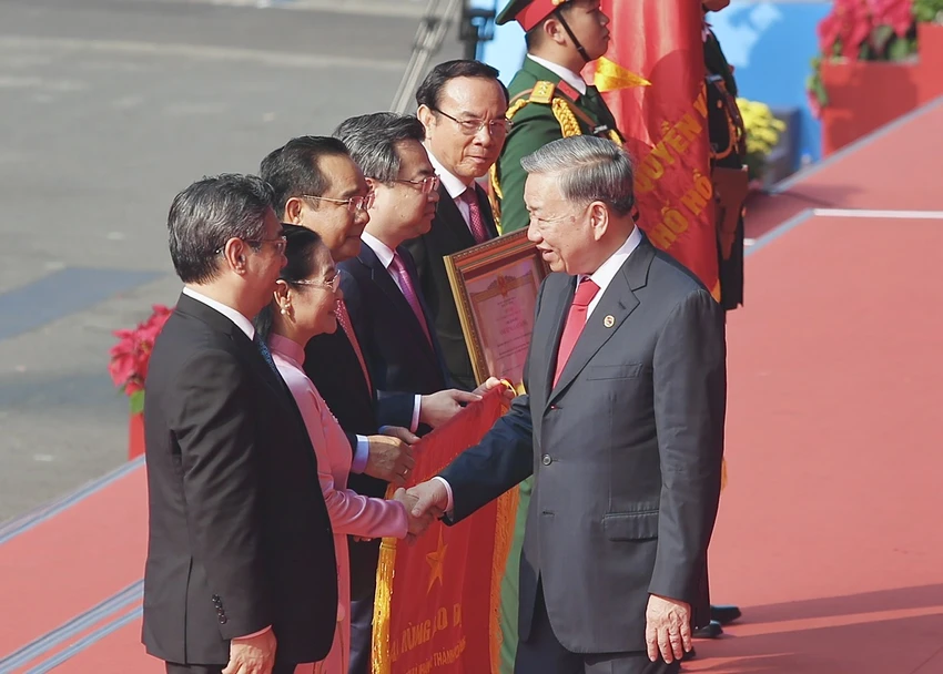 tp-hcm-don-nhan-danh-hieu-anh-hung-lao-dong.jpg