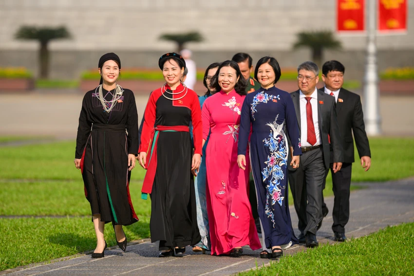 ky-hop-thu-9-ky-hop-lich-su-doan-dai-bieu-vieng-lang-chu-tich-ho-chi-minh-12.jpg