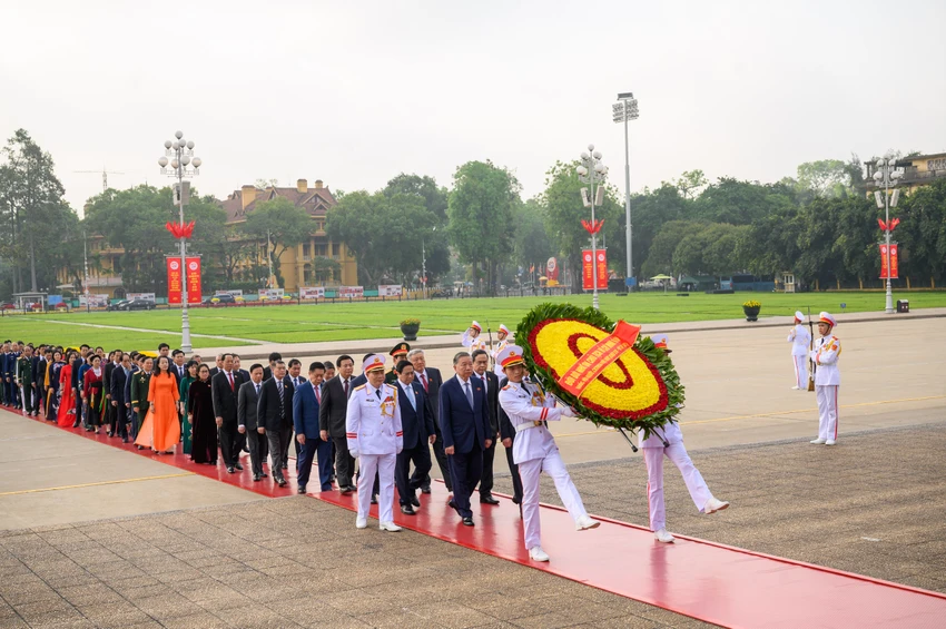 ky-hop-thu-9-ky-hop-lich-su-doan-dai-bieu-vieng-lang-chu-tich-ho-chi-minh-13.jpg
