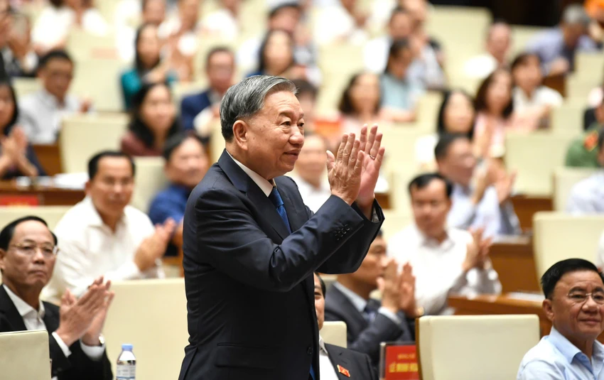 bo-chinh-tri-ban-bi-thu-da-lam-viec-ngay-dem-de-go-nhung-diem-nghen-tong-bi-thu-to-lam-1.jpg