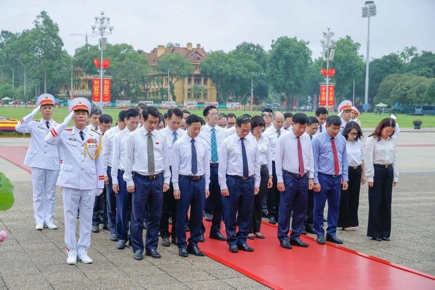 cac-lanh-dao-dang-nha-nuoc-vao-lang-vieng-chu-tich-ho-chi-minh-vgp-5.jpg