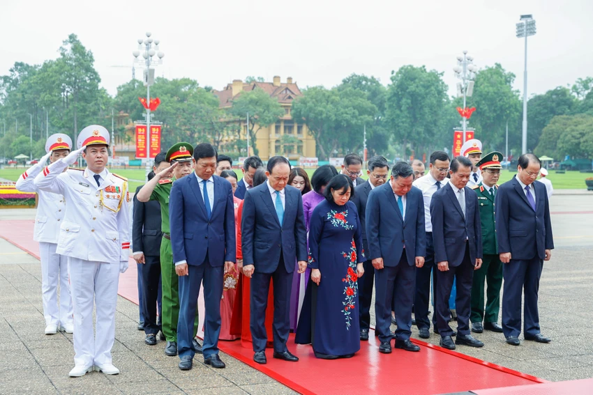 cac-lanh-dao-dang-nha-nuoc-vao-lang-vieng-chu-tich-ho-chi-minh-vgp-6.jpg