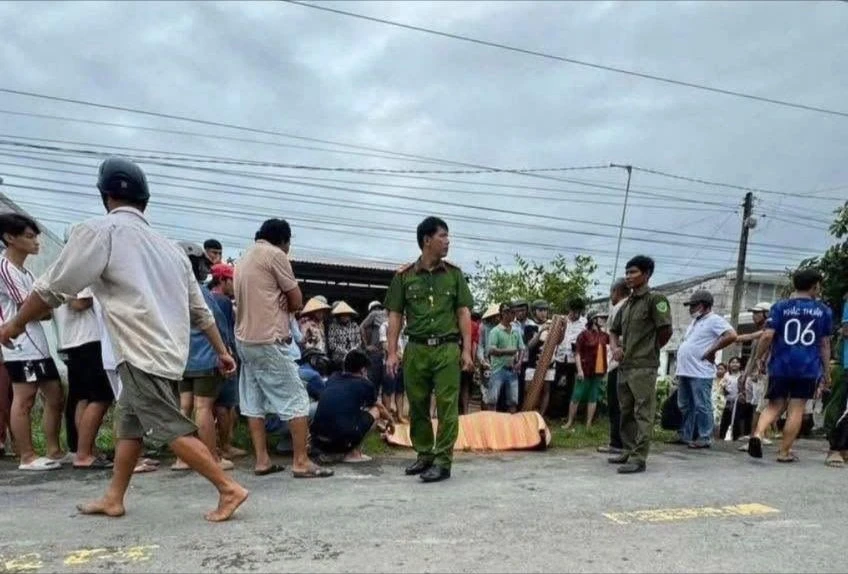 dien-giat-tu-vong-2-thanh-nien-di-xe-may-tu-vong-do-va-trung-day-dien-dut-sau-mua.jpg