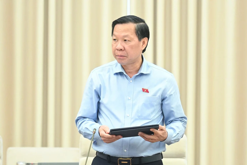 ong-hoang-thanh-tung-voi-thoi-tiet-nay-ma-khong-co-dieu-hoa-chac-khong-lam-viec-duoc-thue-tieu-thu-dac-biet.jpg