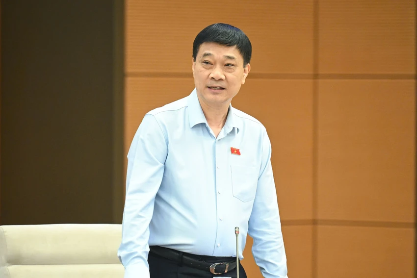 vu-hong-thanh-voi-thoi-tiet-nay-ma-khong-co-dieu-hoa-chac-khong-lam-viec-duoc.jpg
