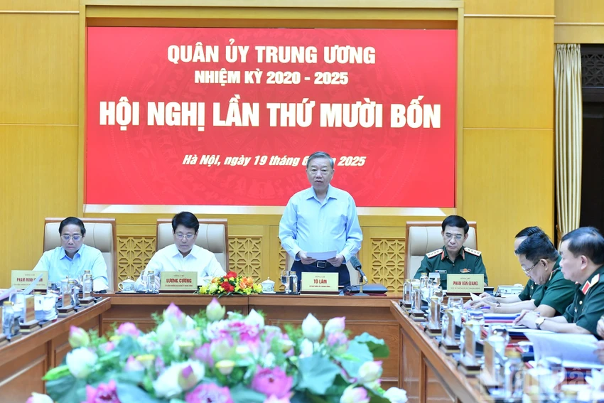 Tổng Bí thư: Phải 'hiện đại hóa con người' trước khi hiện đại hóa vũ khí, trang bị