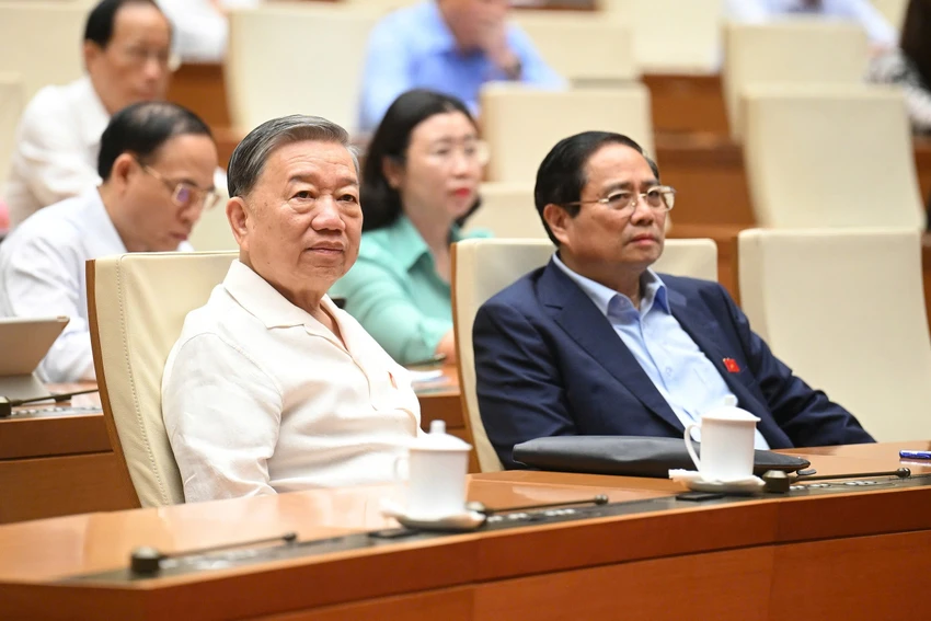 quoc-hoi-tiep-tuc-chat-van-bo-truong-bo-gd-dt-nguyen-kim-son-3.jpg
