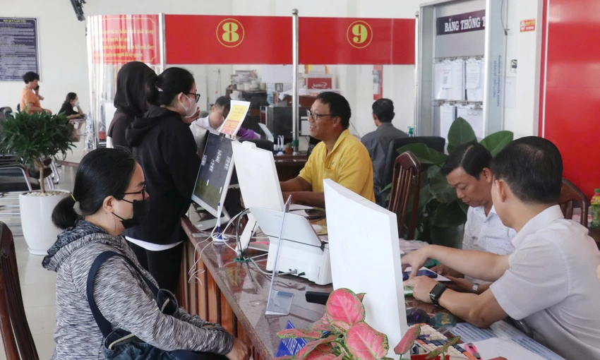 Người dân ở phường Long An đi làm thủ tục hành chính được hỗ trợ nhanh chóng. Ảnh: HD