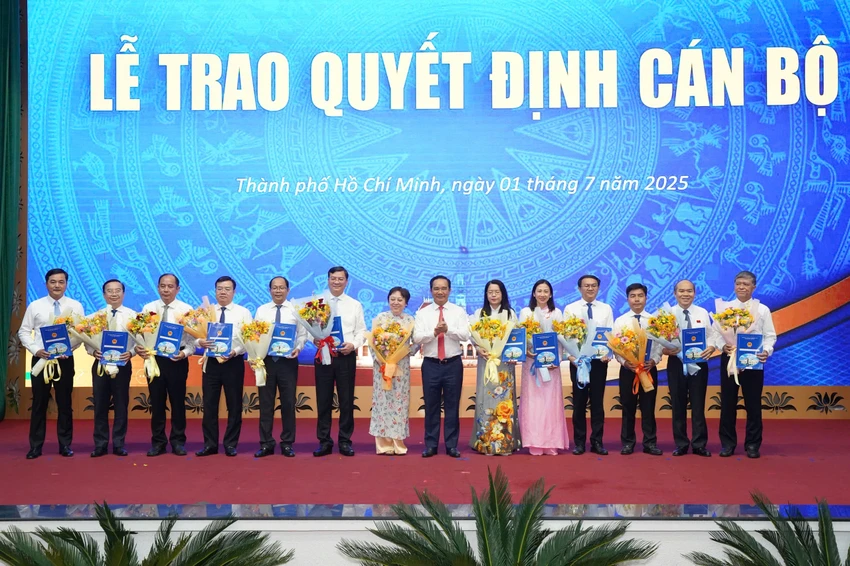 tp-hcm-trao-quyet-dinh-bo-nhiem-giam-doc-pho-giam-doc-cac-so.jpg