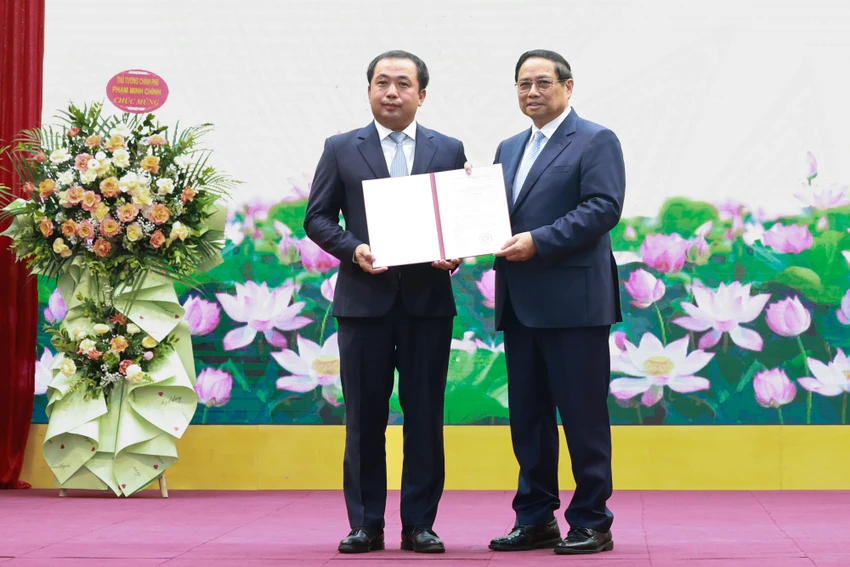 thu-tuong-trao-quyet-dinh-giao-quyen-bo-truong-bo-nong-nghiep-va-moi-truong-cho-ong-tran-duc-thang.jpg