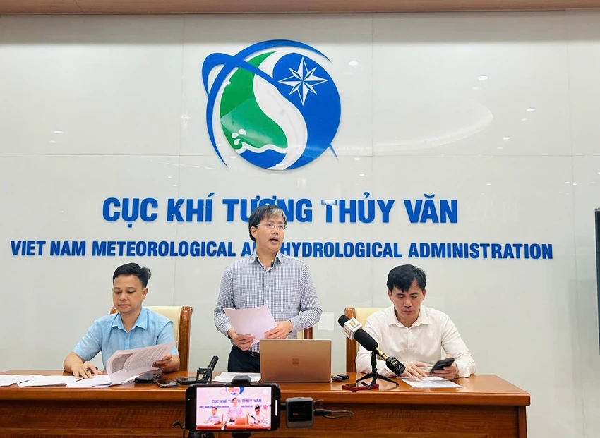 Theo ông Mai Văn Khiêm, khoảng trưa đến chiều mai (22-7) vùng tâm bão số 3 sẽ đi vào đất liền các tỉnh từ Hải Phòng đến bắc Thanh Hóa.