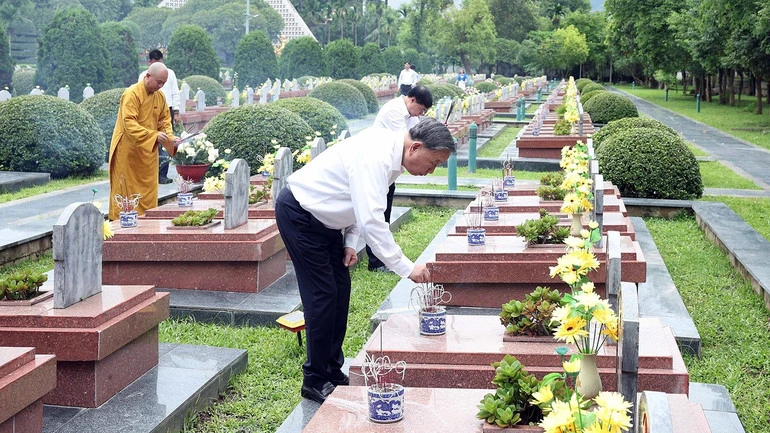 tong-bi-thu-to-lam-dang-huong-tuong-niem-cac-anh-hung-liet-sy-tai-dien-bien-3.jpg