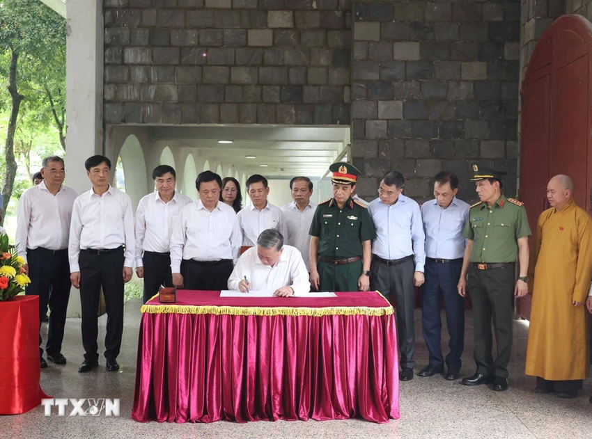 tong-bi-thu-to-lam-dang-huong-tuong-niem-cac-anh-hung-liet-sy-tai-dien-bien.jpg