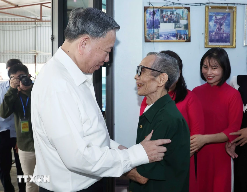 tong-bi-thu-to-lam-dang-huong-tuong-niem-cac-anh-hung-liet-sy-tai-dien-bien-5.jpg