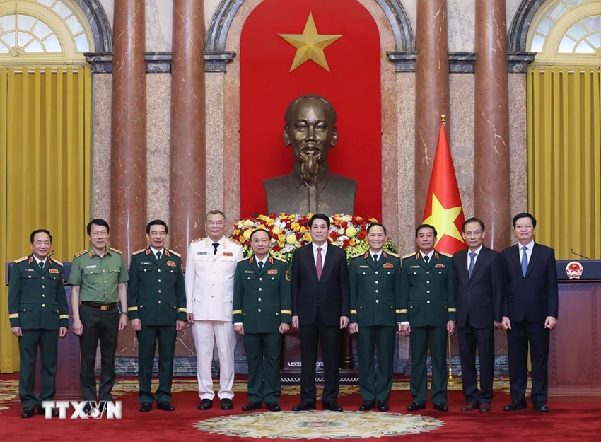 trao-quyet-dinh-thang-ham-thuong-tuong-cho-4-sy-quan-cap-cao-quan-doi-va-cong-an-to-an-xo-5.jpg
