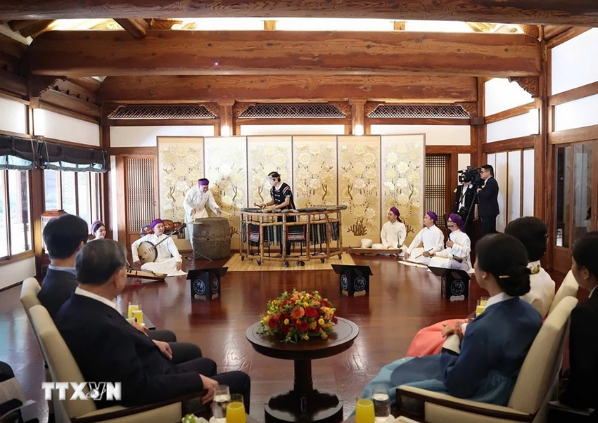 tong-bi-thu-to-lam-va-phu-nhan-thuong-thuc-tiec-tra-nghe-thuat-tai-nha-xanh-3.jpg