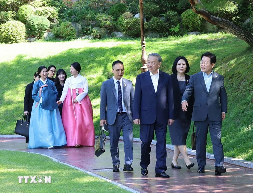 tong-bi-thu-to-lam-va-phu-nhan-thuong-thuc-tiec-tra-nghe-thuat-tai-nha-xanh-7.jpg