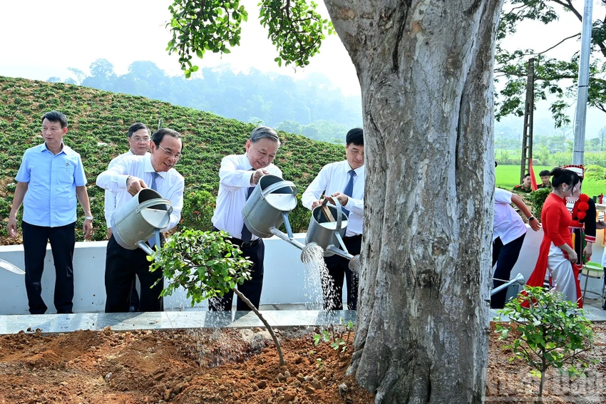 Tổng Bí thư Tô Lâm dâng hương tại Khu tưởng niệm các tiền bối cách mạng tại Tuyên Quang