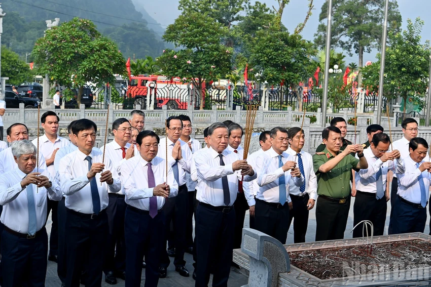tong-bi-thu-to-lam-dang-huong-tai-khu-tuong-niem-cac-tien-boi-cach-mang-tai-tuyen-quang.jpg